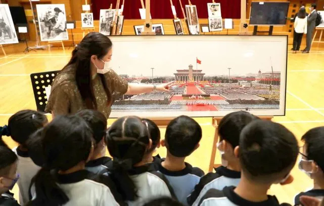 在南区官立小学礼堂，老师为学生讲解图片（11月4日摄）。新华社记者 吴晓初 摄