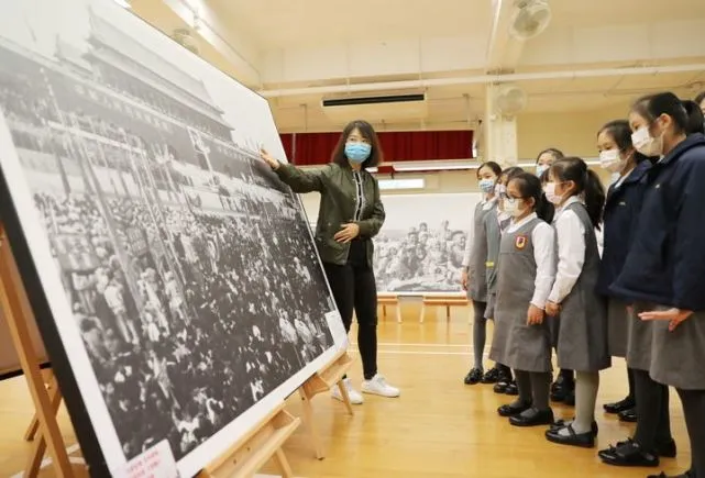 在南区官立小学礼堂，老师为学生讲解图片（11月4日摄）。新华社记者 吴晓初 摄